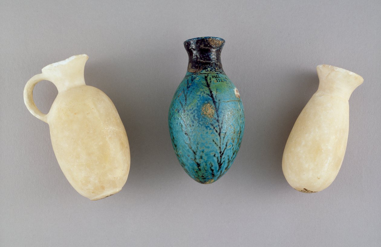 Tre kosmetikkbeholdere fra grav G.37, Jericho, ca. 1800-1700 f.Kr. (gips og fajanse) av Prehistoric