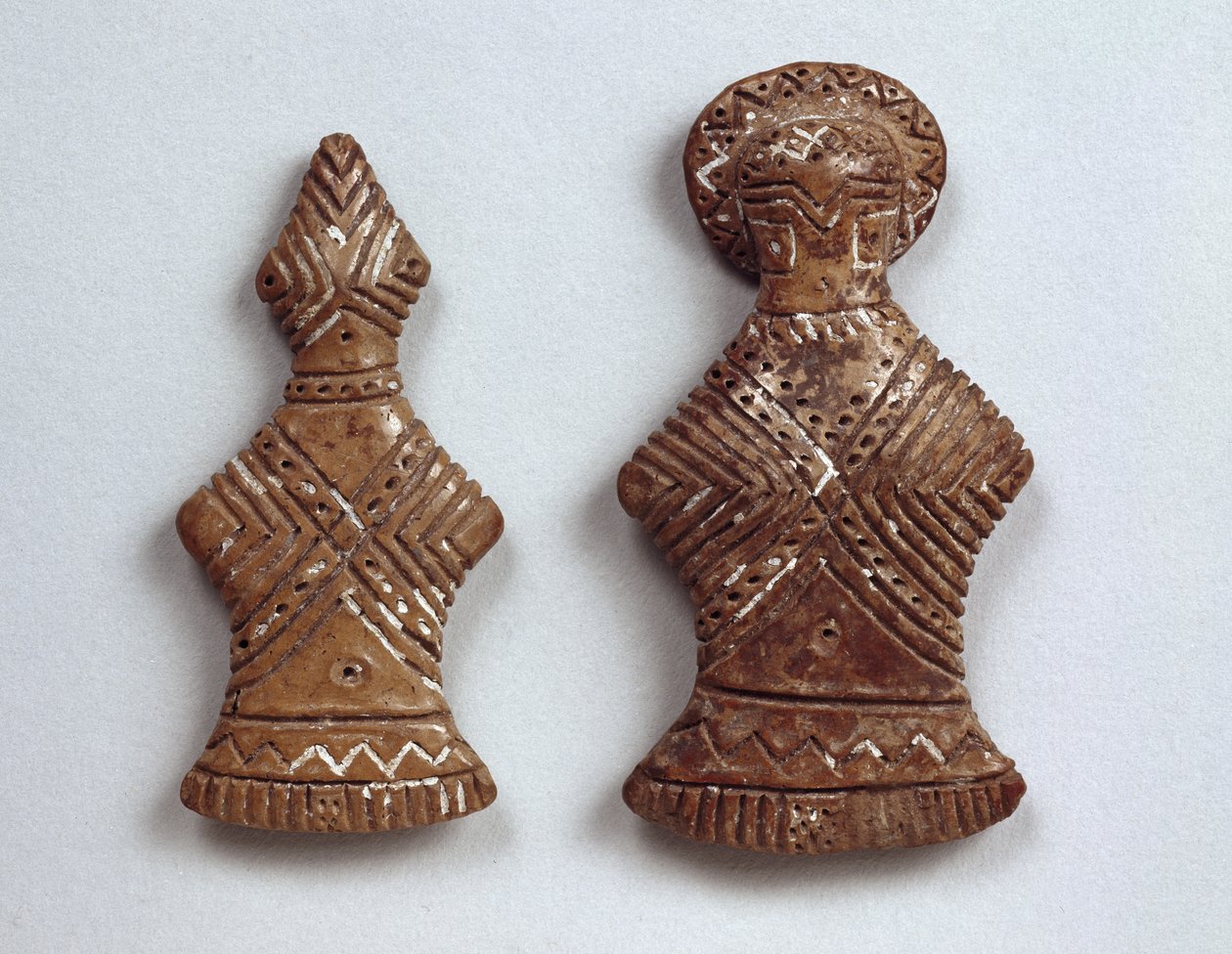 To dekorerte figurer fra Tchai-Kenat, Tyrkia, 3rd Millennium BC (keramikk) av Prehistoric