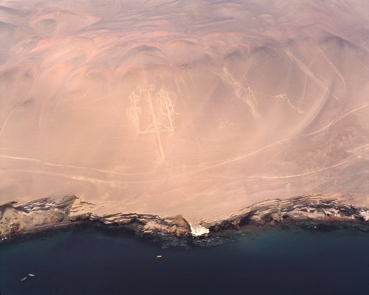 Luftfoto av Paracas Candelabra eller Candelabra of the Andes, ved Pisco Bay (1983 - Fotografi) av Prehistoric Prehistoric