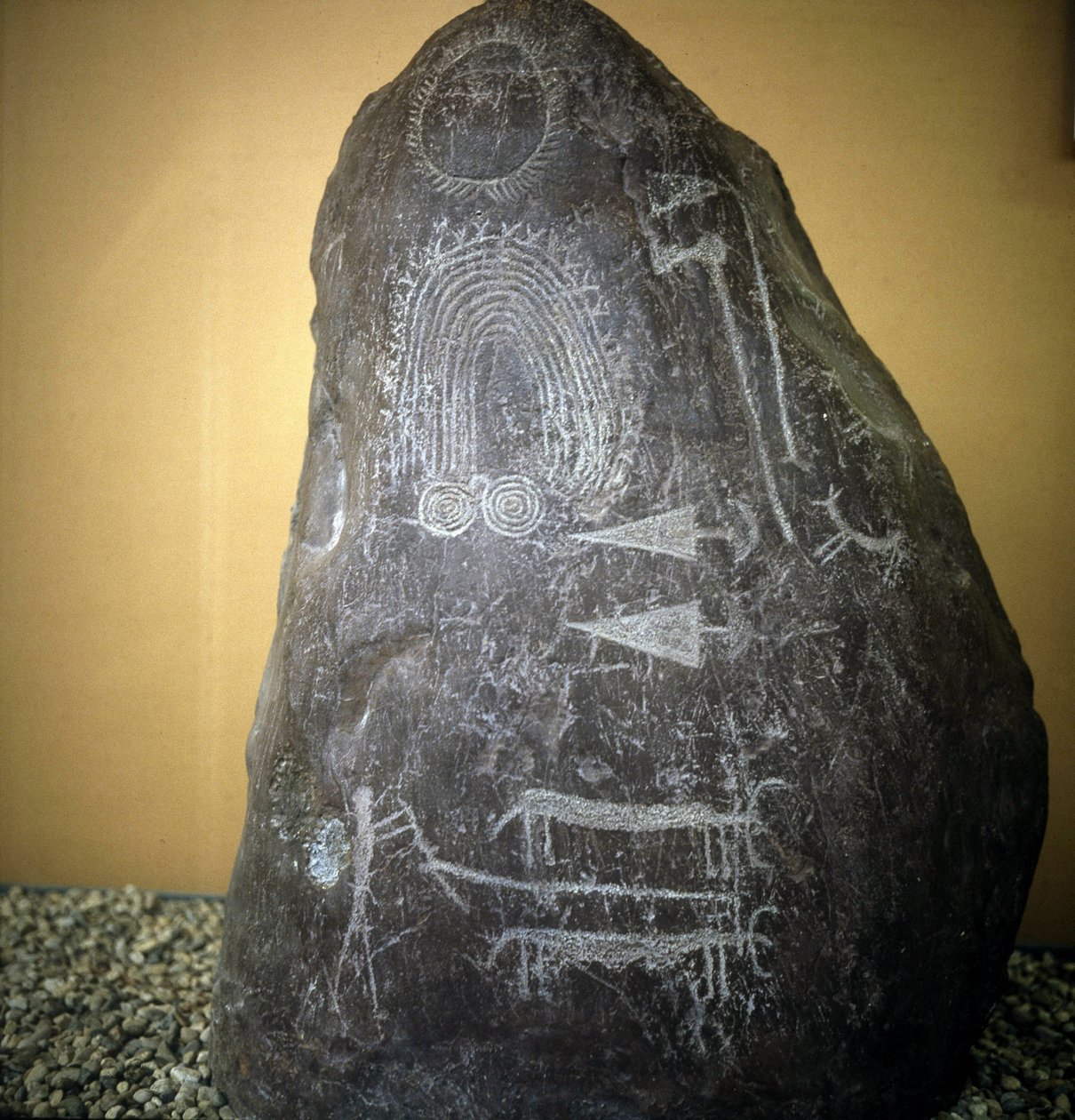 Civilization of the Camunni, Forhistorie, bergkunst: gravstein, dyr, pilspisser og spiraler - Stele of Bagnolo type 2 i Valcamonica (Camonica Valley) (Italia). av Prehistoric Prehistoric
