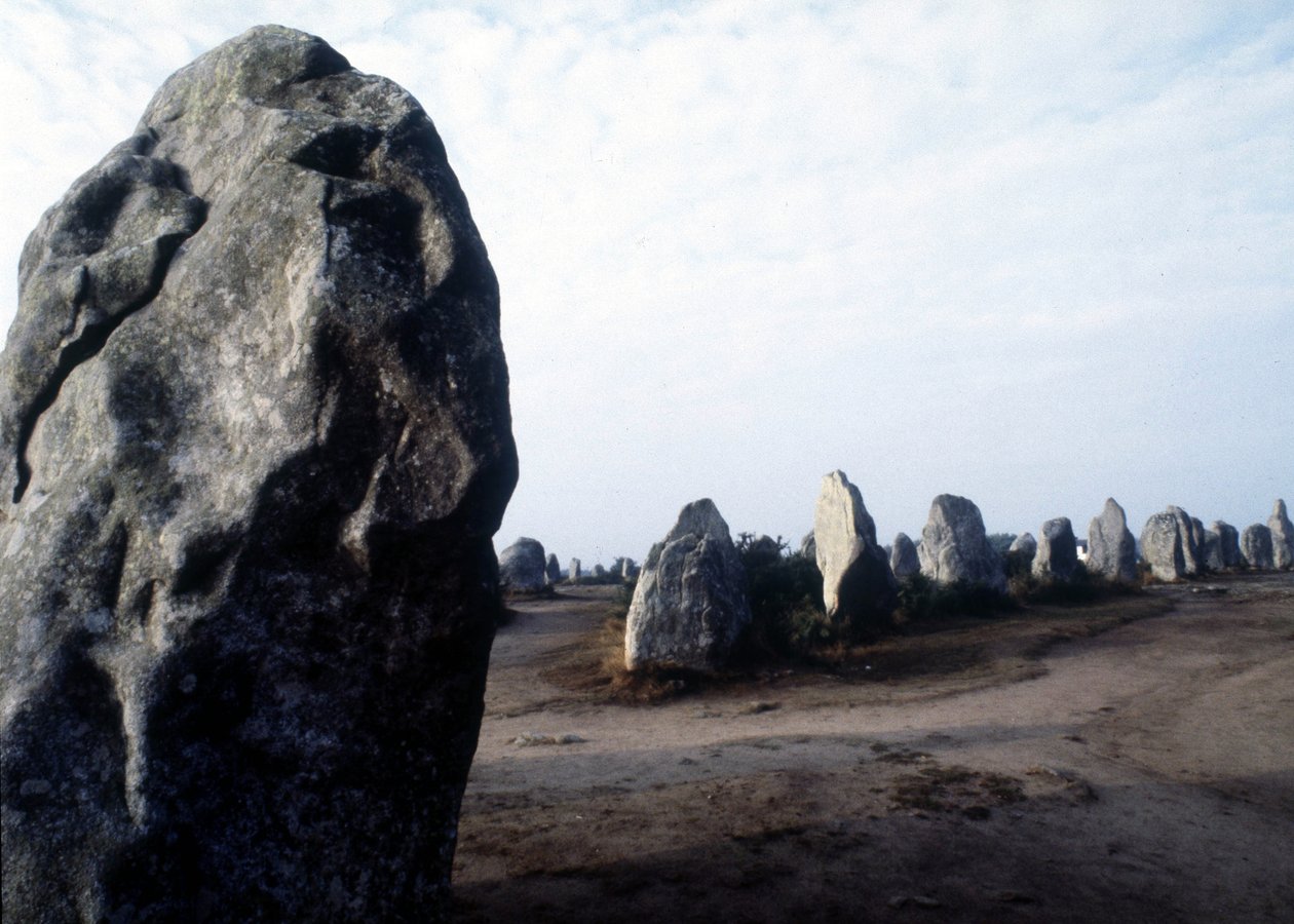Megalittiske Carnac-monumenter i Kermario. av Prehistoric Prehistoric