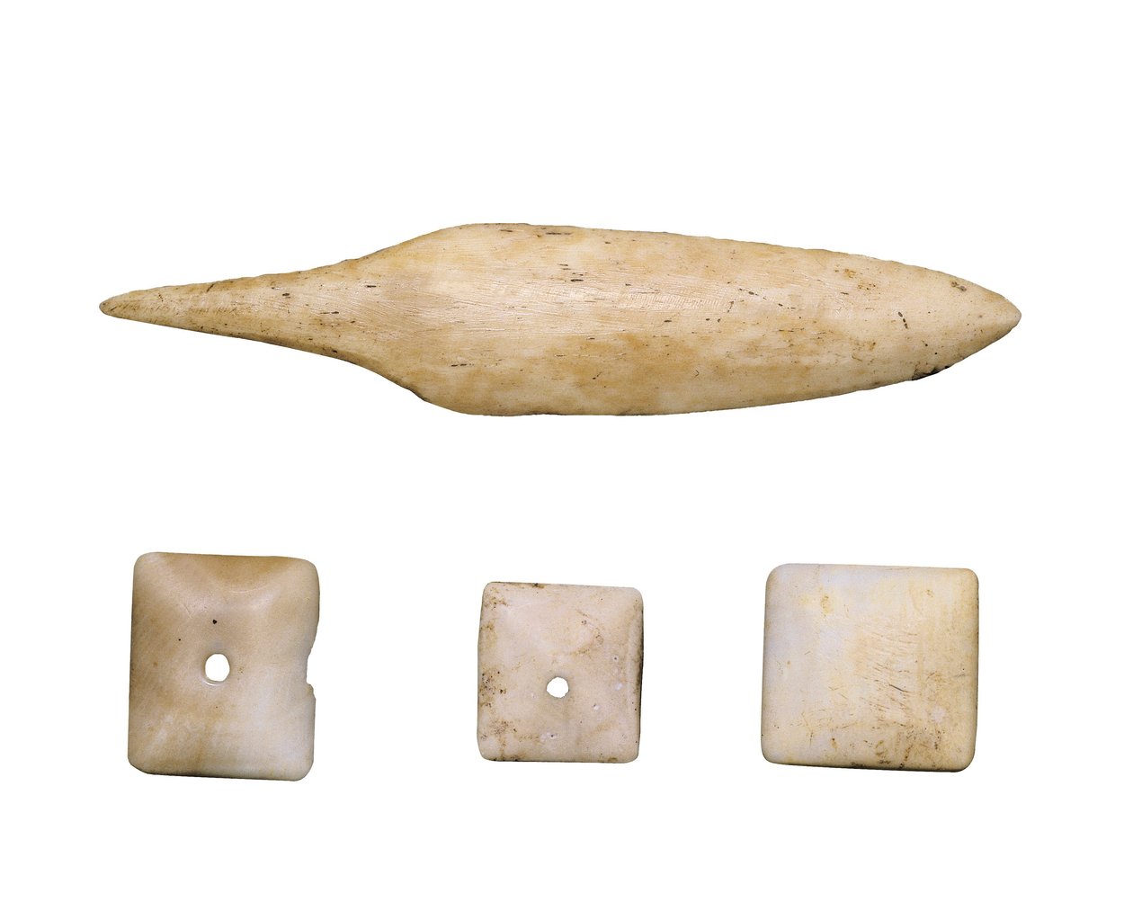 Prehistoire (Neolitique): Pilspiss og beinknapper. Fra Toralla-hulen (Lleida) av Prehistoric Prehistoric