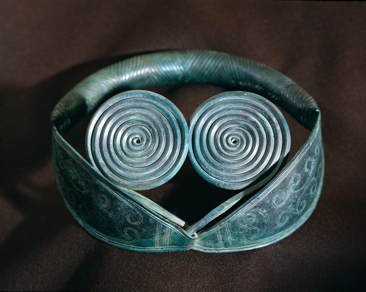 Prehistoire: halspynt i metall dekorert med spiraler fra Halland. Svenska Riksantikvariemuseet, Stockholm, Sverige av Prehistoric Prehistoric