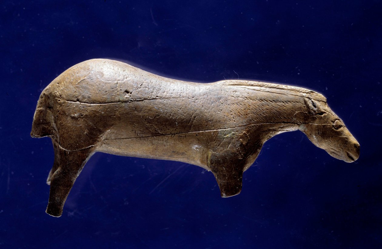 Forhistorisk kunst (Middle Magdalenian): skulptur i en runde med hest i elfenbensmammutt fra Espelugues-hulen (Hautes-Pyrénées) Dim. 0,073x0,035x0,017 m. Saint Germain en Laye, Museum of National Archaeology av Prehistoric Prehistoric