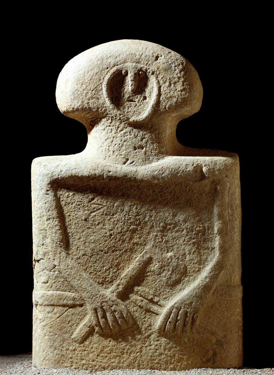 Forhistorisk kunst: statue av en menneskelig figur skulpturert under jernalderen fra stedet Lunigiana nær La Spezia, Italia. 1100-800 f.Kr. La Spezia, kommunalt museum for Lunigiana-sivilisasjonen av Prehistoric Prehistoric