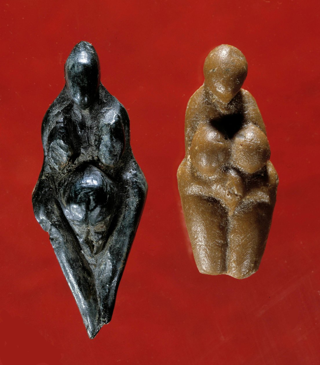 Forhistorisk kunst: statuetten av venus, den til venstre i steatitt kalles Losange, kommer fra stedet for grotten Baousse-Rousse, 25000 f.Kr. Den til høyre fra samme periode kommer fra La Barma Grande. Saint Germain en Laye, Museum of Na av Prehistoric Prehistoric