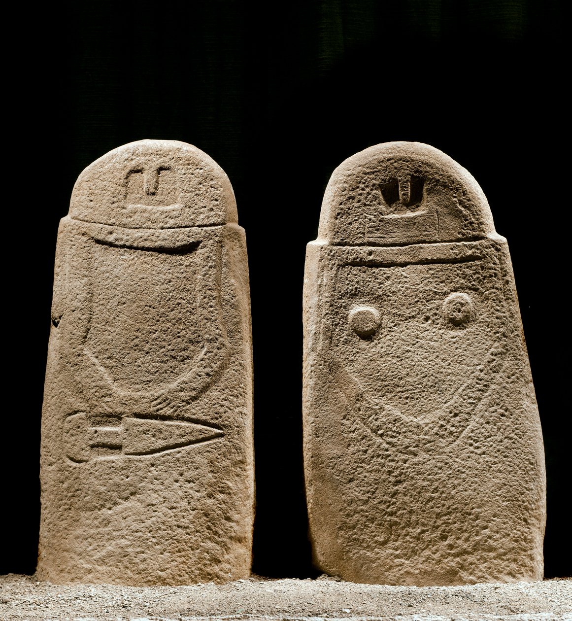 Forhistorisk kunst: to menhirs av mann og kvinne fra jernalderen fra stedet Lunigiana nær La Spezia, Italia. 1100-800 f.Kr. La Spezia, kommunalt museum for Lunigiana-sivilisasjonen av Prehistoric Prehistoric