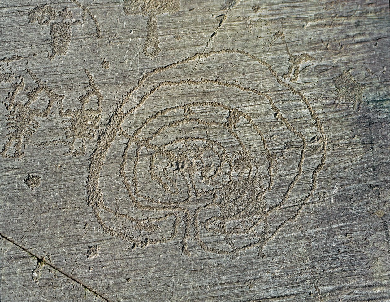 Forhistorie, Camunni sivilisasjon, bergkunst: en gravstein av representasjon av krigere våpen av skjold og sverd, og en labyrint. Periode mellom yngre steinalder og bronsealder. Roche. 35 Capo di Ponte, Parco nazionale delle incisioni rupestri di Naqu av Prehistoric Prehistoric