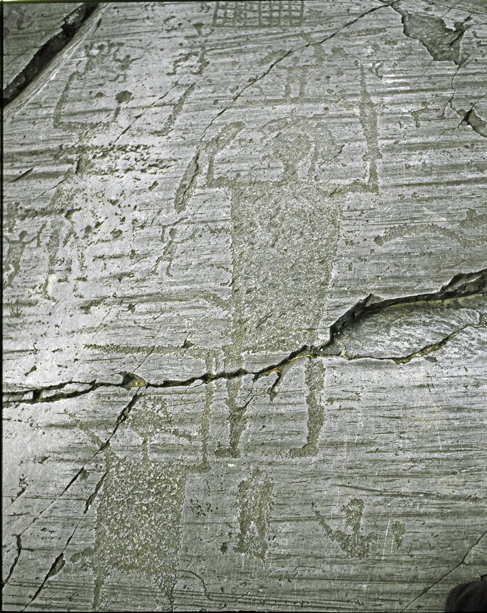 Forhistorie, Camunni-sivilisasjon, bergkunst: gravstein av stiliserte representasjoner av krigere, detaljer som viser den store krigeren (H. 80 cm) bevæpnet med et sverd og et skjold. Periode mellom yngre steinalder og bronsealder. Roche n. 50. Naquane (Br av Prehistoric Prehistoric