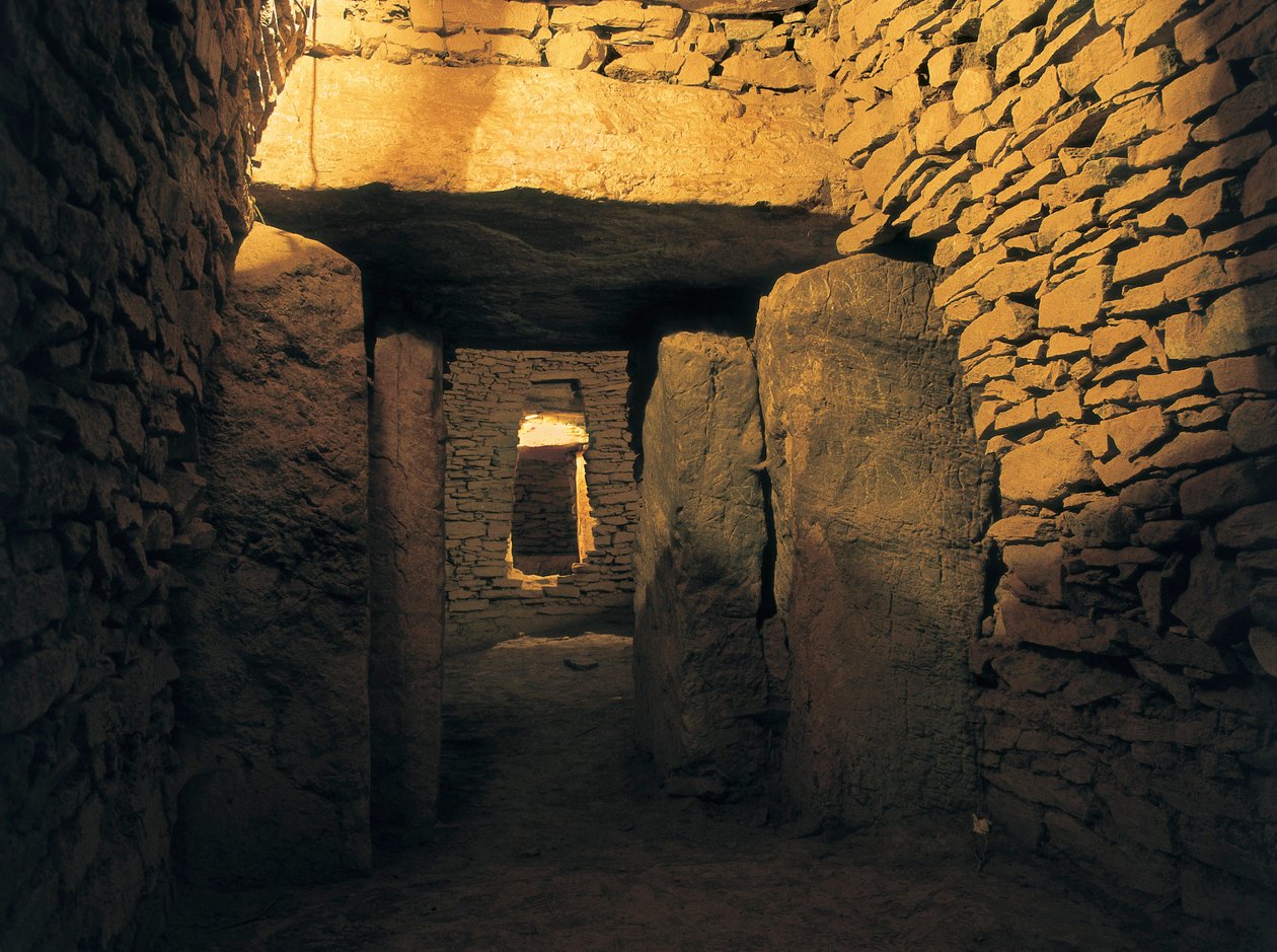 Forhistorie: Romerdysse, neolittisk begravelse (3000 f.Kr.). Spania, Andalusia, Antequera. av Prehistoric Prehistoric
