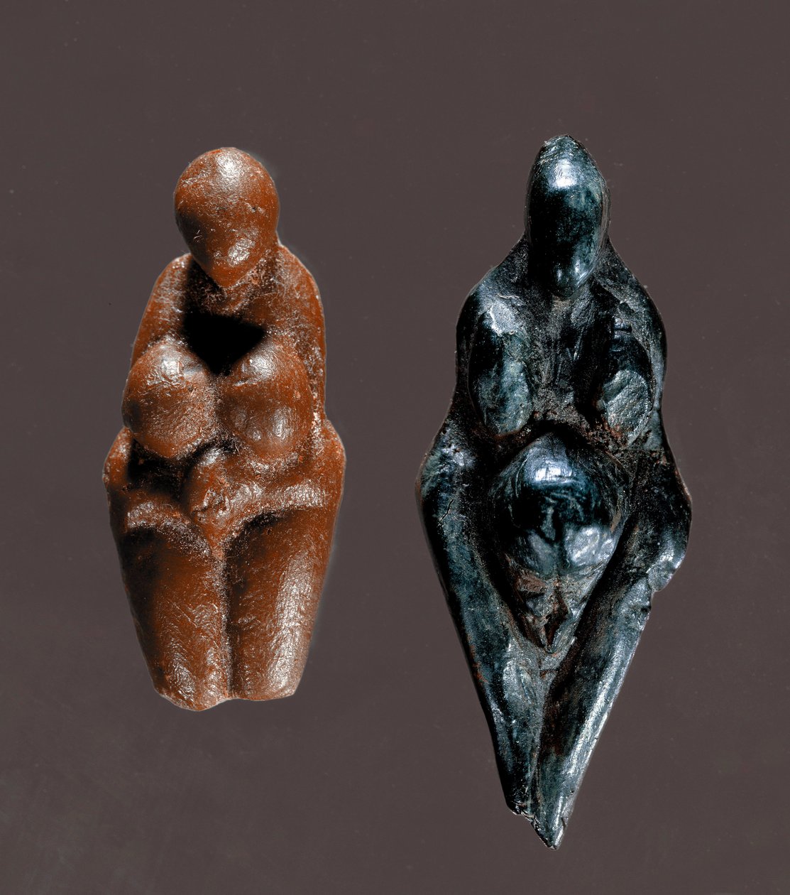 Forhistorie: "" Venus de Grimaldi"" Figurer av gul og grønn steatitt-mereen gudinner som dateres fra øvre paleolitikum. Dim. 6 cm Saint Germain en Laye, Antikvitetsmuseet av Prehistoric Prehistoric