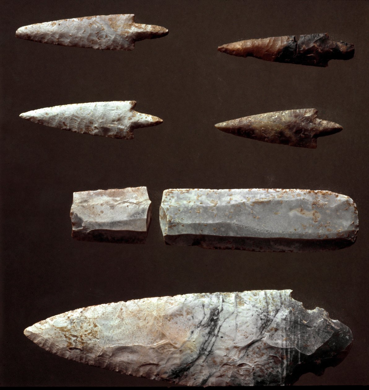 Forhistorie: pilspisser og flint fra nekropolisen Cantalupo-Mandela (Cantalupo Mandela), Lazio. Kobberalder. Eneolitisk. 2200 f.Kr. Roma, Luigi Pigorini nasjonalmuseum for forhistorisk etnografi av Prehistoric Prehistoric