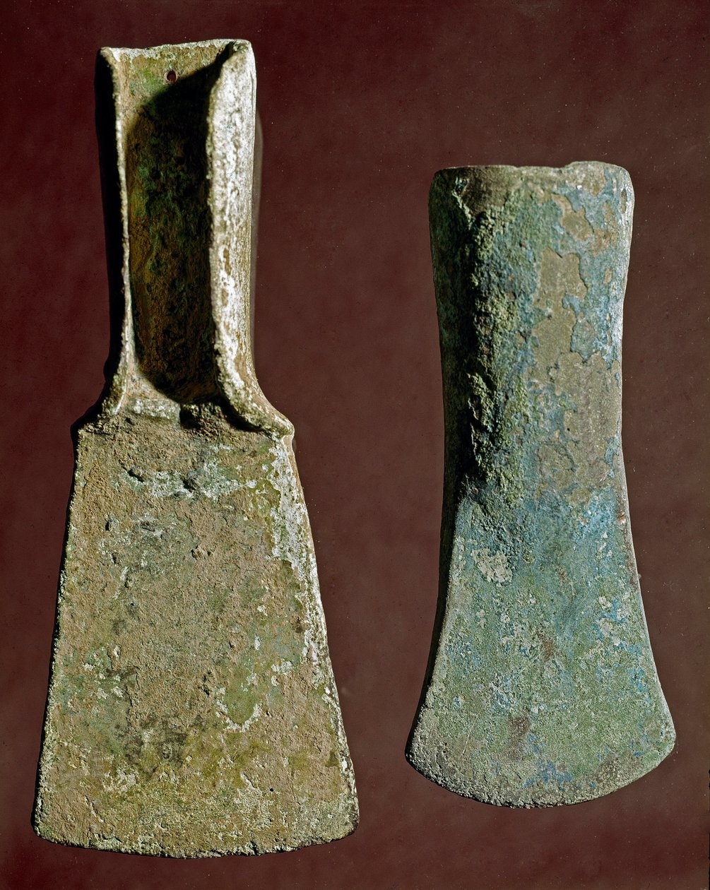 Forhistorie: øks og spydspiss i flint. Sivilisasjonen av Apenninene (eller italiensk bronsealder). 1400-1300 f.Kr. Perugia, Umbrias nasjonale arkeologiske museum av Prehistoric Prehistoric