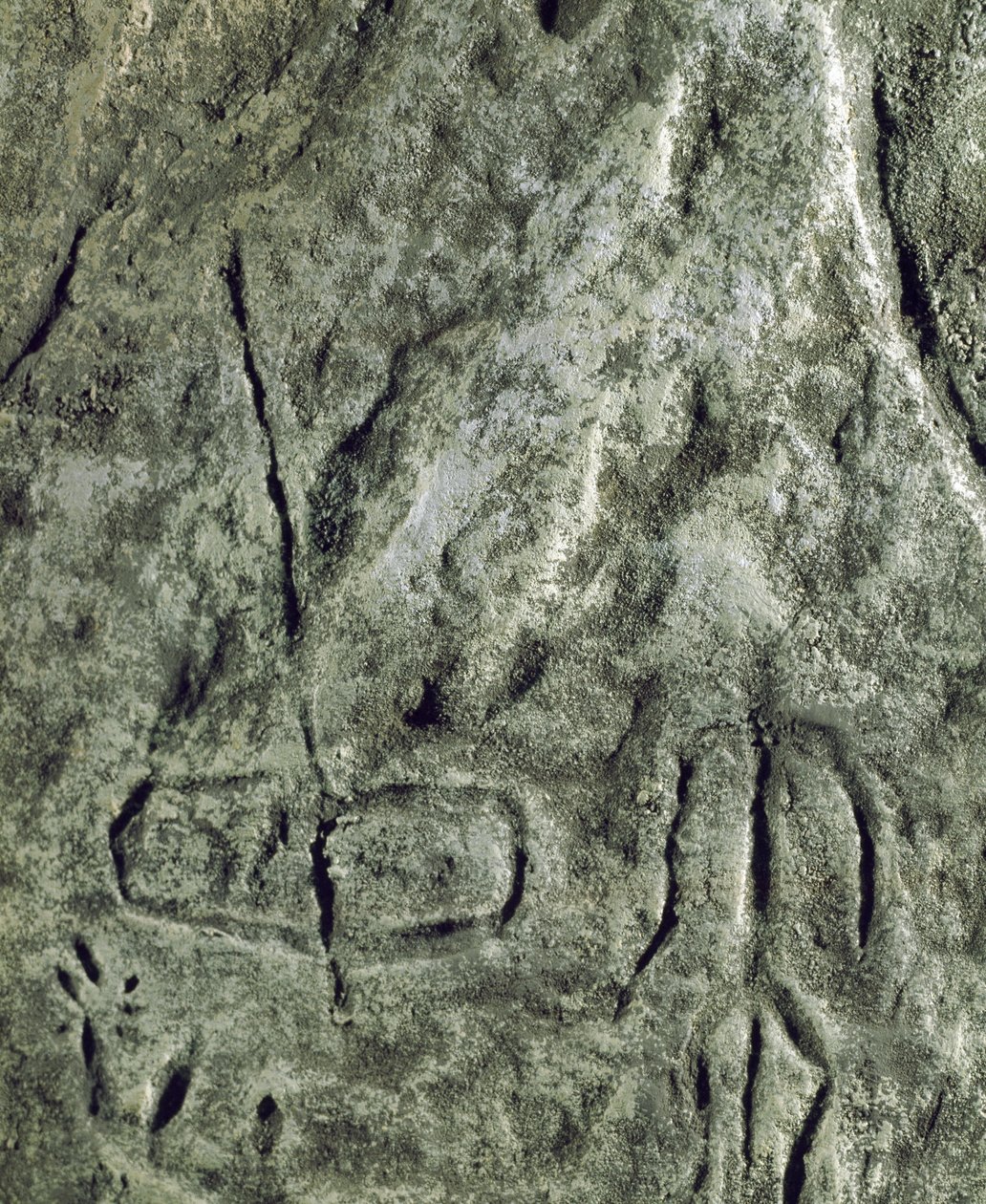 Forhistorie, bergkunst: helleristning (graffiti på stein) av en representasjon av en båt og en menneskeskikkelse. neolitikum, steinalder. (Aserbajdsjan) Bronsealder. Baku, Aserbajdsjan statlige religionshistoriske museum av Prehistoric Prehistoric