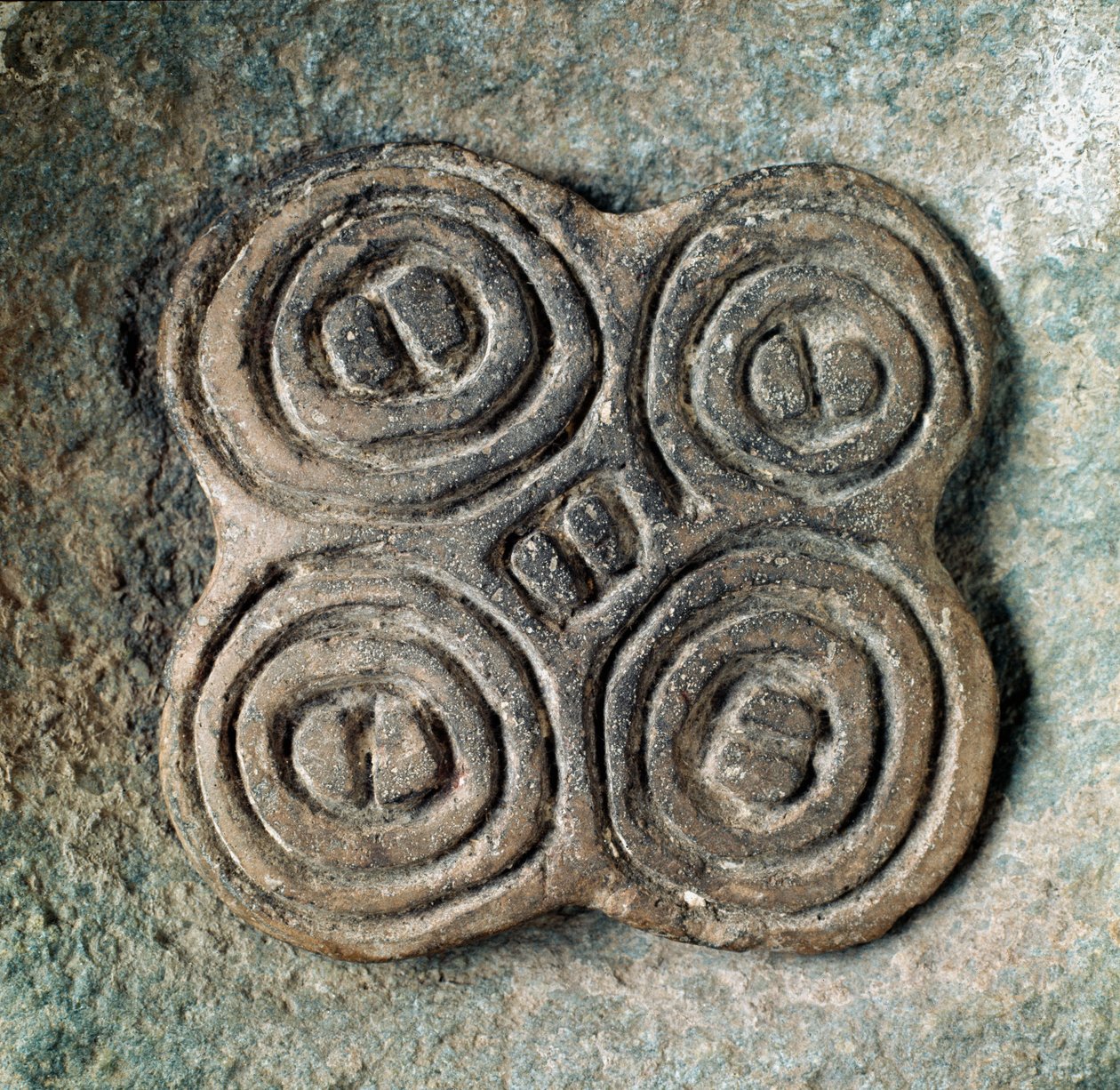 Forhistorie: segl eller segl (pintadera) dekorert av en spiral fra Necropole of Arene Candide (Finale Liguria), Liguria. Mellomneolitikum, steinalder. Gener, museo di archeologia ligure av Prehistoric Prehistoric