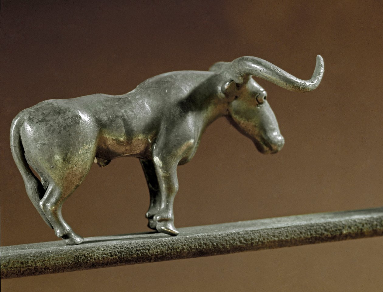 Forhistorie: sølv oksestatue fra graven til Maikop (Kaukasus). 3000-2500 f.Kr. Eneolitikum, kobberalder. St. Petersburg, Eremitagemuseet, Russland av Prehistoric Prehistoric
