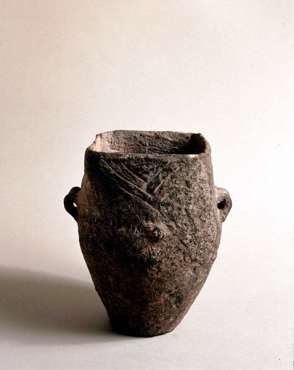 Forhistorie: terrakottavase med firkantet åpning fra yngre steinalder fra Caverna Delle Arene i Candide (Liguria). Pegli, Villa Pallavicini-museet av Prehistoric Prehistoric