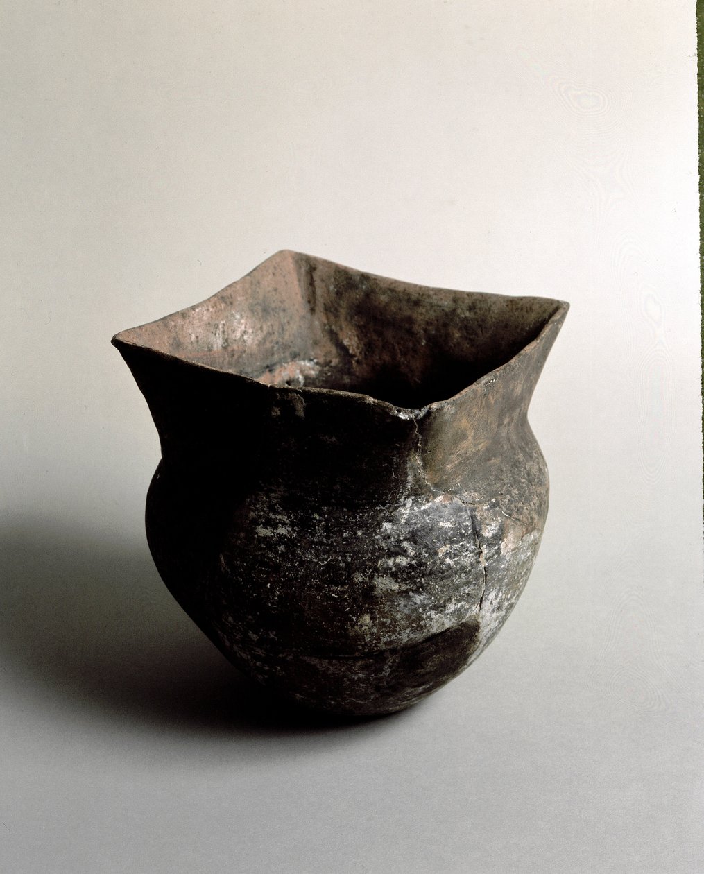 Forhistorie: terrakottavase med firkantet åpning fra yngre steinalder fra Caverna Delle Arene i Candide (Liguria). Pegli, Villa Pallavicini-museet av Prehistoric Prehistoric