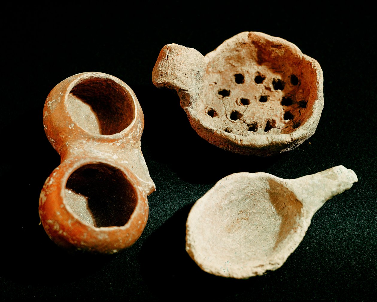 Forhistorie: diverse servisetilbehør (sil, gryte). Sivilisasjonen av Apenninene (eller italiensk bronsealder). 1400-1300 f.Kr. Perugia, Museo Archeologico Nazionale dell
