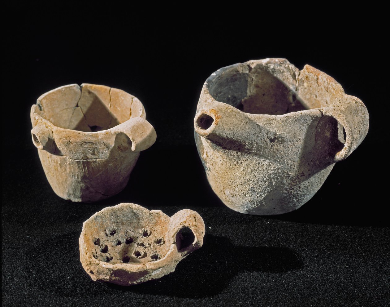 Forhistorie: diverse servisetilbehør. Jernalder. Fra Umbria. Perugia, Umbrias nasjonale arkeologiske museum av Prehistoric Prehistoric