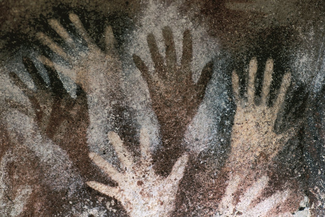 Forhistoriens bergkunst: hule med spor av hender. Neolittisk periode, håndhulen. Argentina, Santa Cruz av Prehistoric Prehistoric