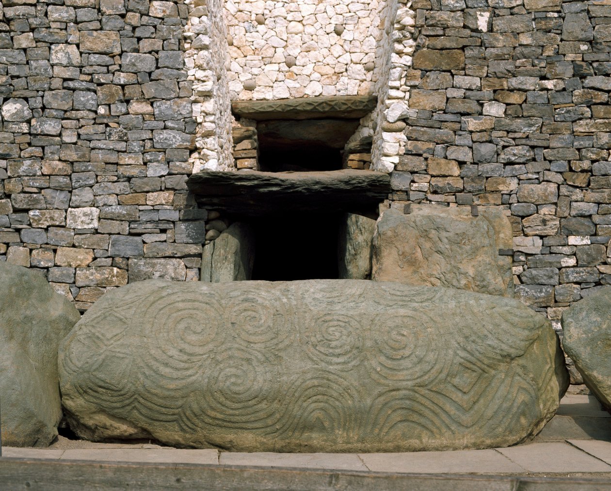 Utsikt over inngangen til forhistorisk monument i Newgrange, 3200 f.Kr av Prehistoric Prehistoric