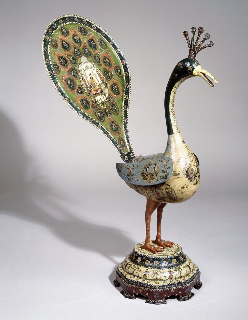 En Qajar-påfugl malt med blomsterdesign og billedkartasjer som skildrer hoffmenn, 1800-tallet av Qajar School