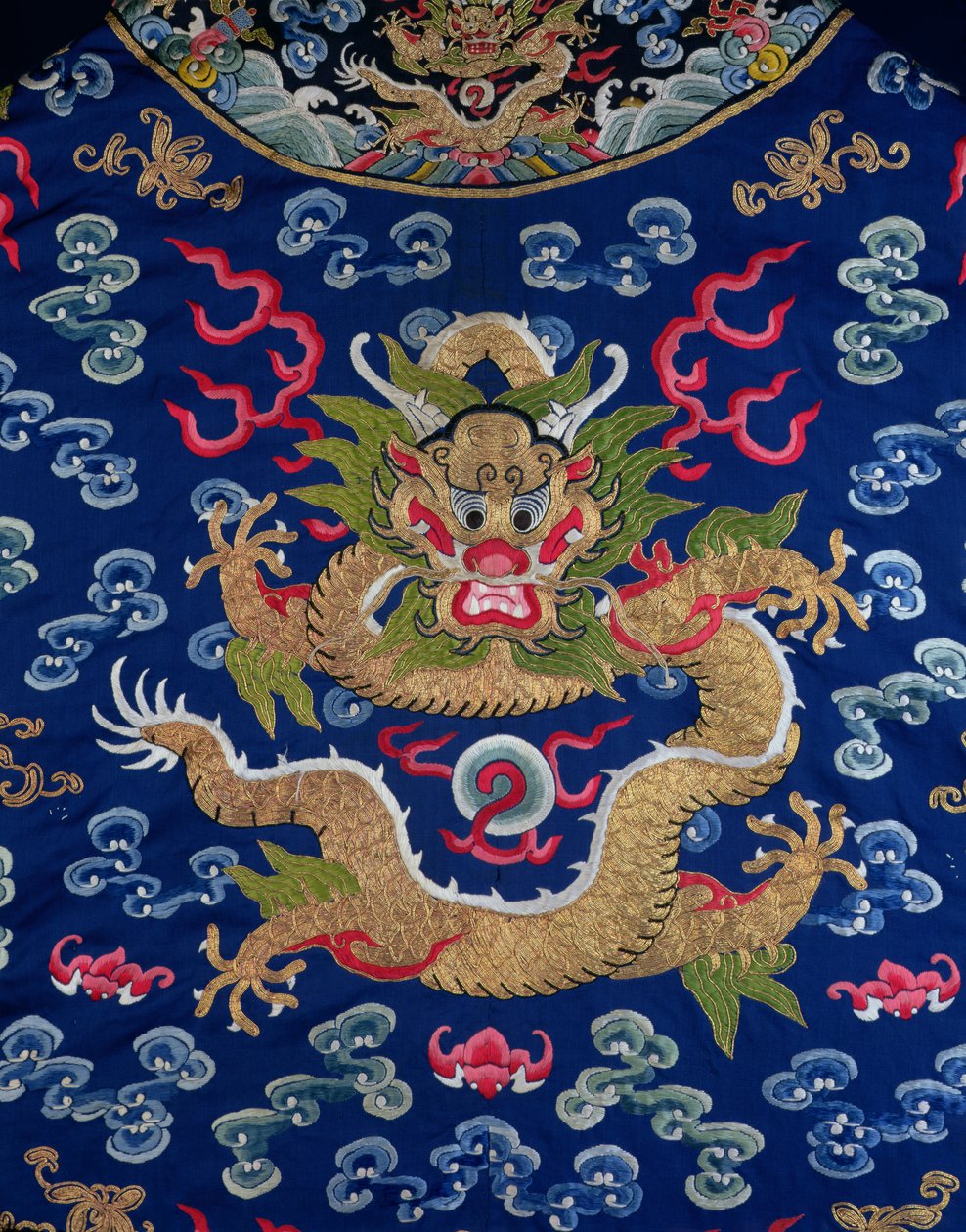 En blåslipt brodert Kesi-dragekåpe, detalj av dragen av Qing Dynasty Chinese School
