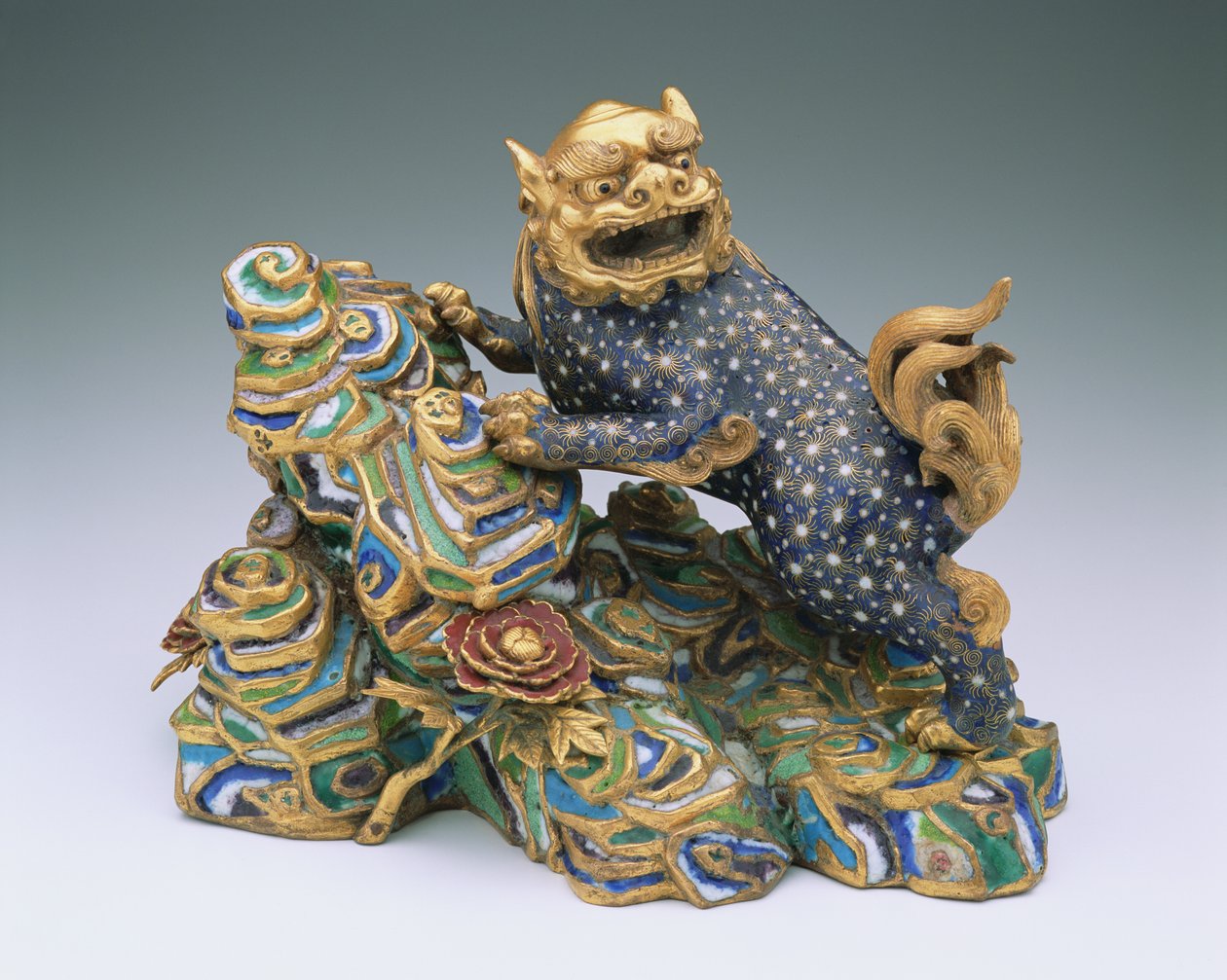 En figur av en løve på bergverk (cloisonne-emalje) av Qing Dynasty Chinese School