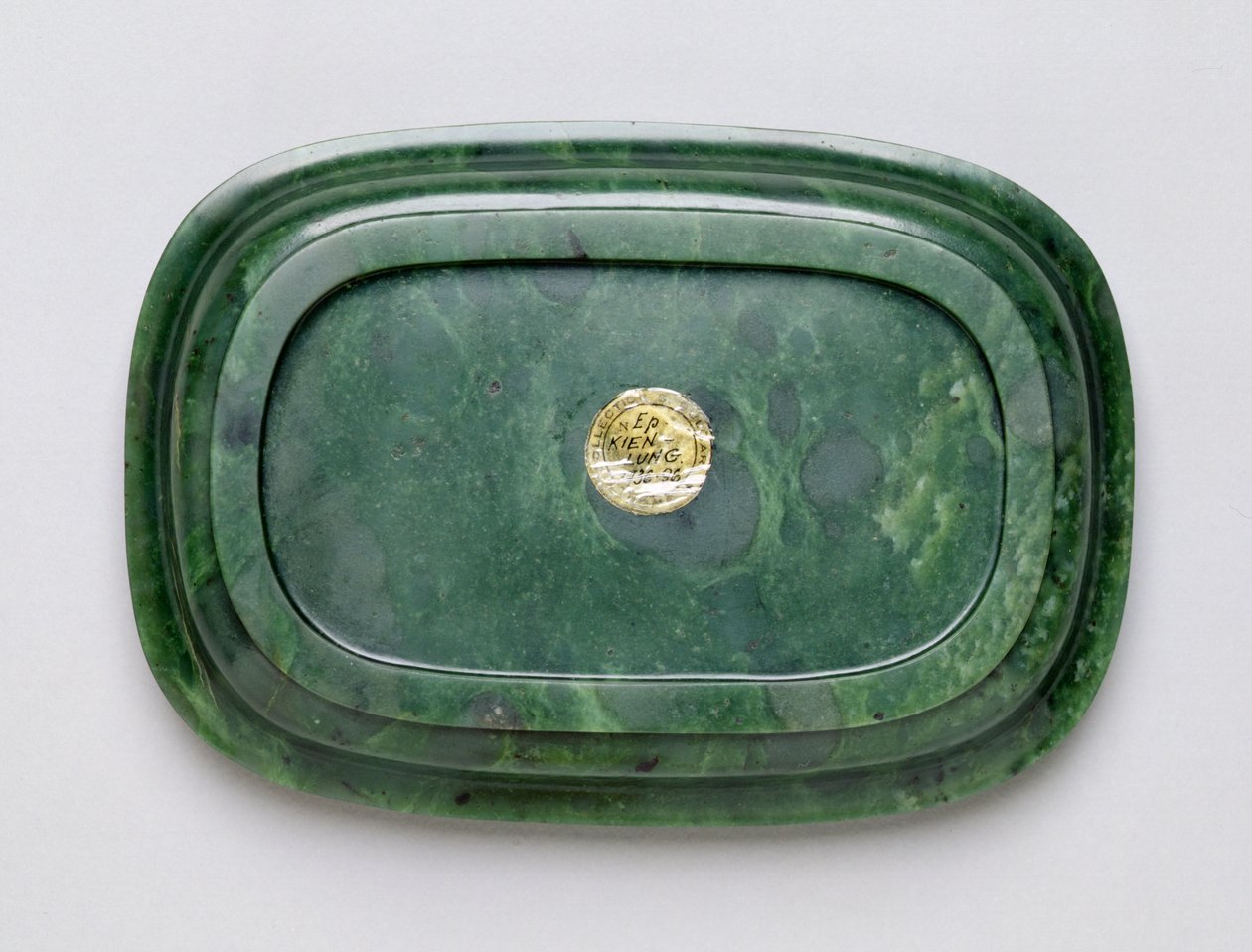 Imperial Cupstand Lid, Qianlong Period (1736-95) (jade) (se også 193799 og 193853) av Qing Dynasty Chinese School
