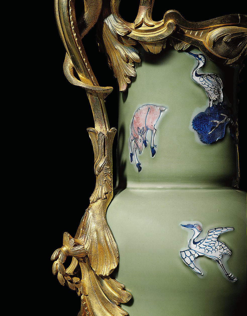 En av et par Louis XV ewers, porselen 1662-1722, fester ca. 1745-49 (ormolu-montert porselen) av Qing Dynasty   Kangxi Period Chinese School