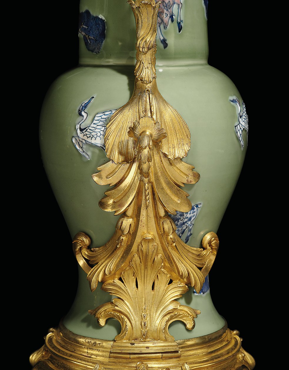 En av et par Louis XV ewers, porselen 1662-1722, fester ca. 1745-49 (ormolu-montert porselen) av Qing Dynasty   Kangxi Period Chinese School