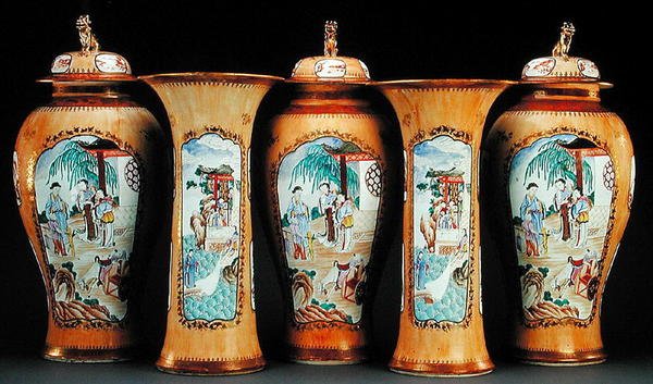 En cafe au lait ground famille rose femdelt garnityr, Qianlong Period av Qing Dynasty Chinese School