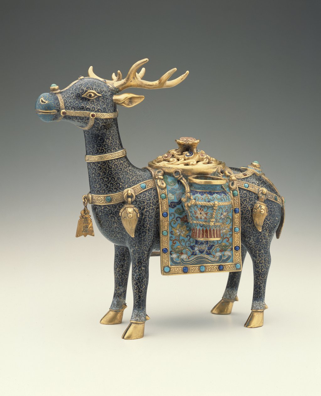 En figur av en hjort (cloisonne-emalje) av Qing Dynasty Chinese School