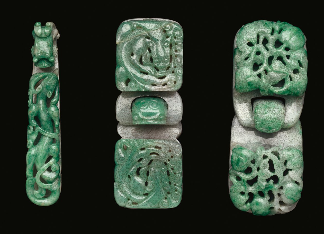 En gruppe beltekroker og spenner i jadeitt av Qing Dynasty Chinese School
