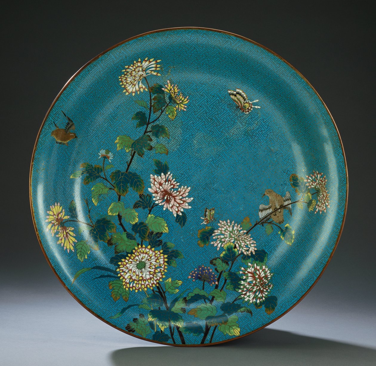 Et stort cloisonne-emaljefat, sent på 1700-tallet av Qing Dynasty Chinese School