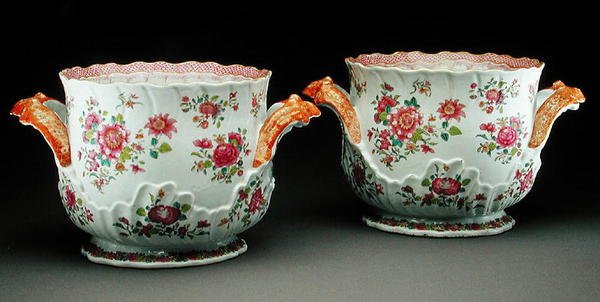Et par famille rose vinkjølere, ca. 1775 (porselen) av Qing Dynasty Chinese School