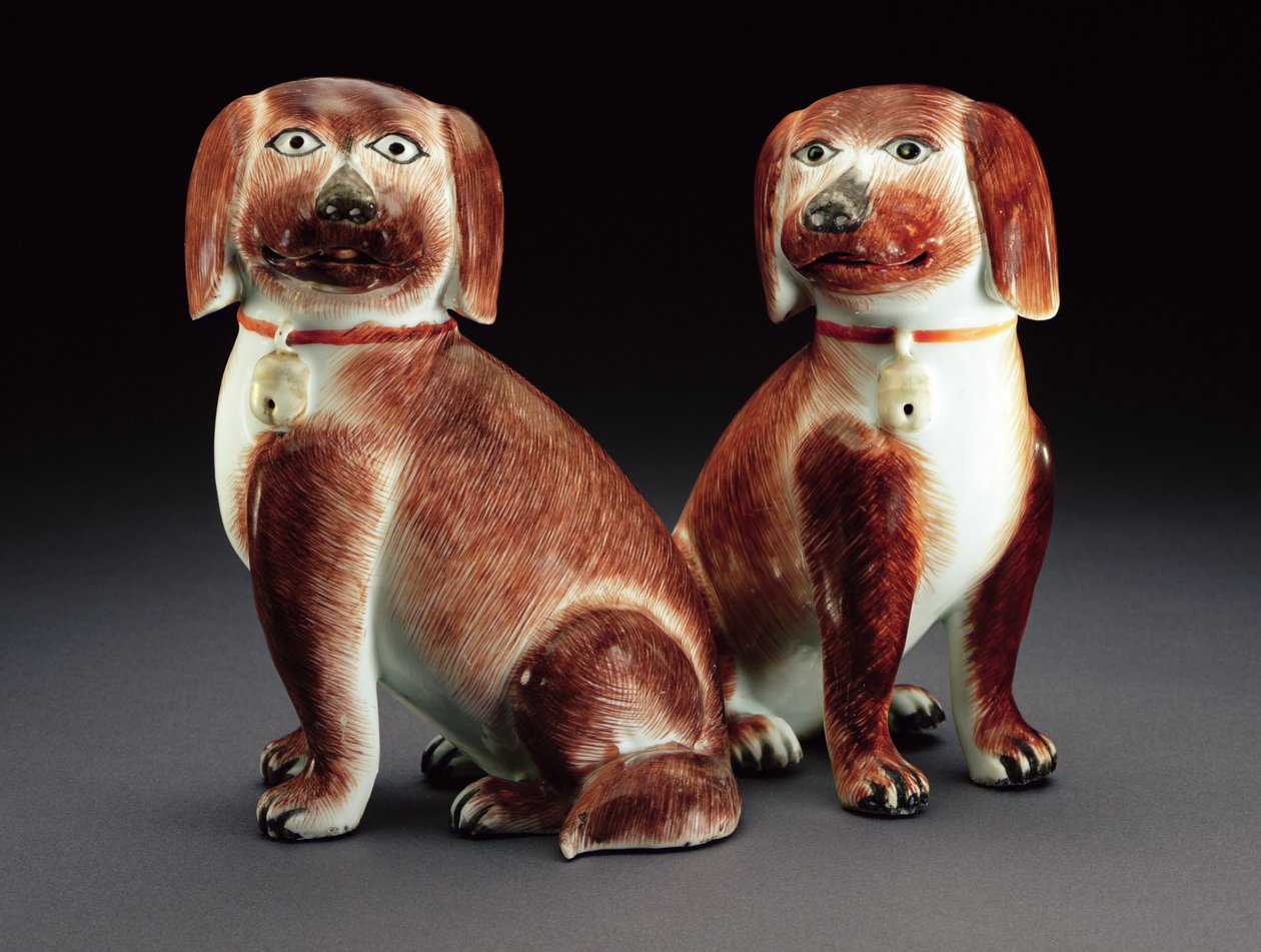 Et par sittende spaniels, ca. 1760 (porselen) av Qing Dynasty Chinese School