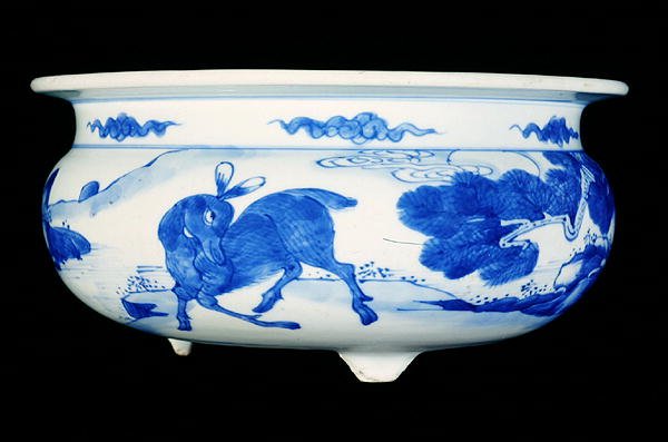 Røkelseskar malt i underglasurblått med hjort i et landskap, Kangxi-perioden (1662-1722) (porselen) av Qing Dynasty Chinese School