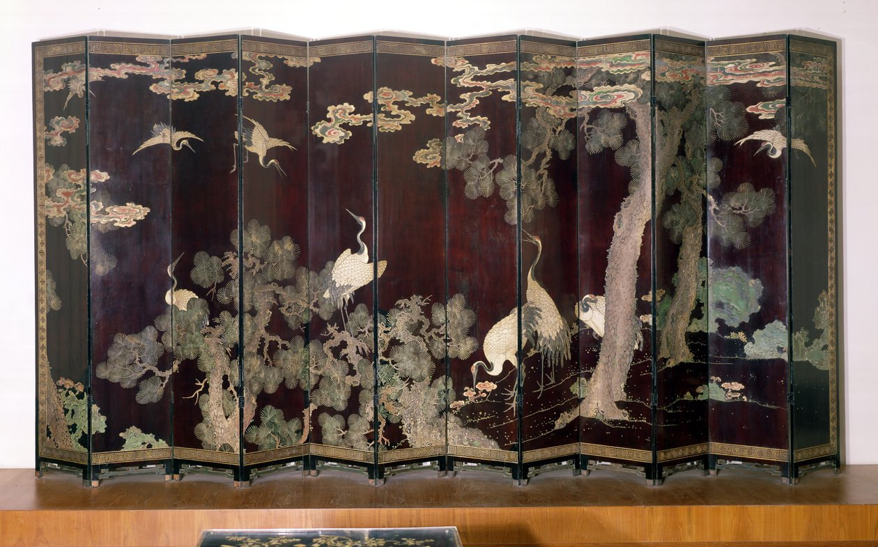 Coromandel-skjerm som viser traner, furutrær og skyer på svart bakgrunn, 1691 (lakkert tre) av Qing Dynasty Chinese School