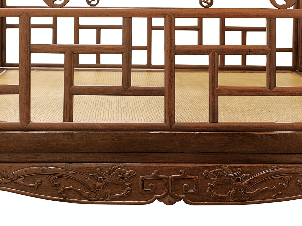 Detalj av en Huanghuali seks-stolper himmelseng, Jiazichuang Qing-dynastiet (tre) (se også 469034) av Qing Dynasty Chinese School