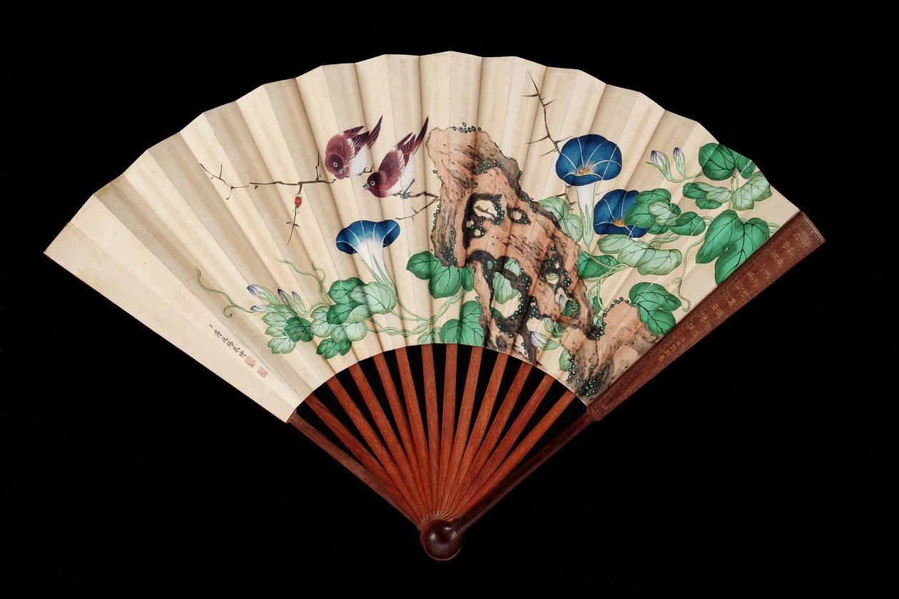 Vifte dekorert med små fugler og morgenfruer (blekk og farge på papir) av Qing Dynasty Chinese School