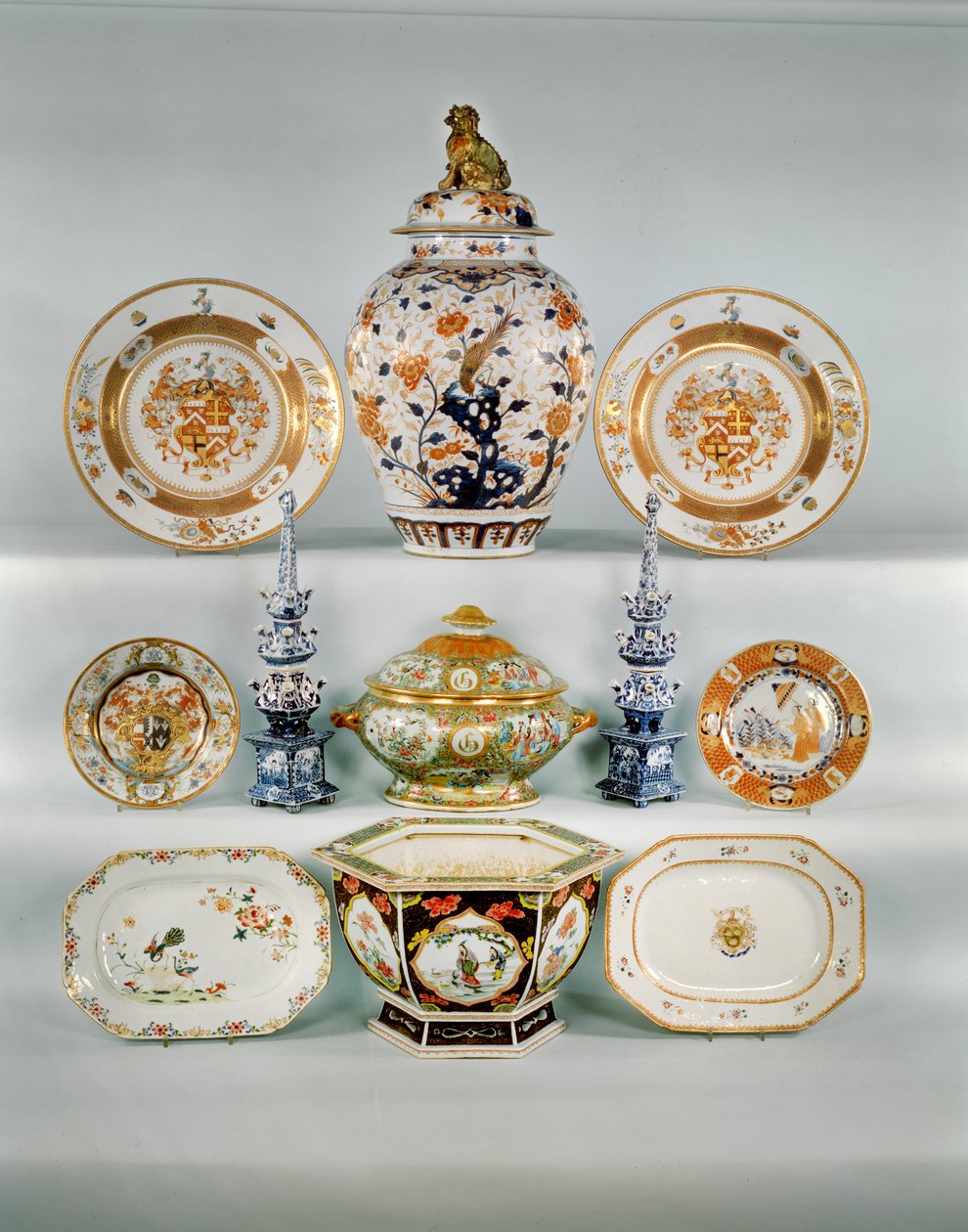 Imari baluster vase; Rose-verte våpenfat, ca. 1724; Famille rose bombe terrin og deksel; To blå og hvite tulipanvaser; Famille Rose armorial plate; Imari tallerken av Cornelius Prenk; Famille Rose avlangt fat; Famille Rose sekskantet jardiniere (porselen) av Qing Dynasty Chinese School