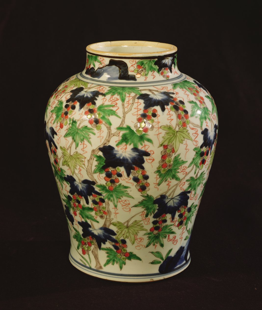 Krukke dekorert med vinstokker og drueklaser (keramikk) av Qing Dynasty Chinese School