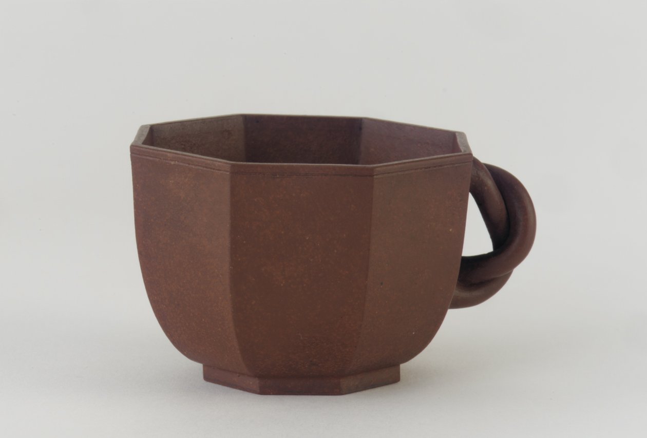 Åttekantet kopp, Chengzhai, sannsynligvis 1800-tallet (uglasert steintøyleire) av Qing Dynasty Chinese School
