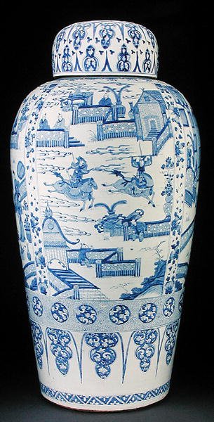 En av et par blå og hvite soldatvaser av Qing Dynasty Chinese School