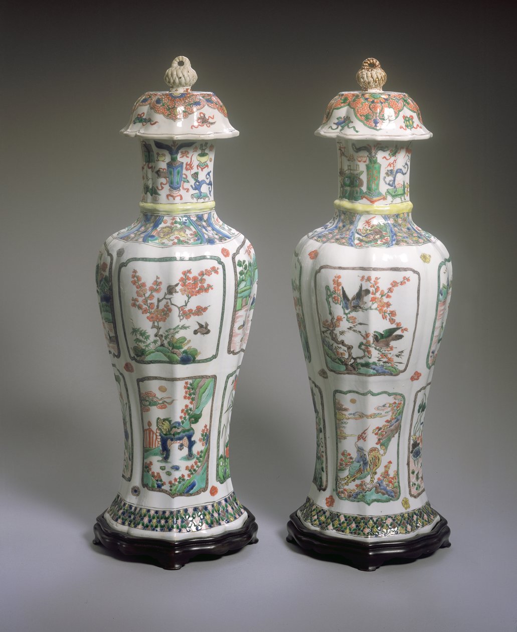 Par kinesiske Export Famille Verte vaser og deksler, Kangxi-perioden (1662-1722) (porselen) (se også 272196) av Qing Dynasty Chinese School