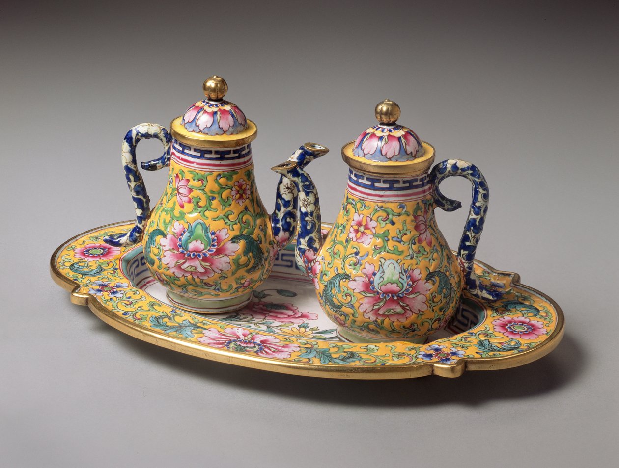 Et par miniatyrer og brett, Qianlong-periode (1736-95) (emalje) av Qing Dynasty Chinese School