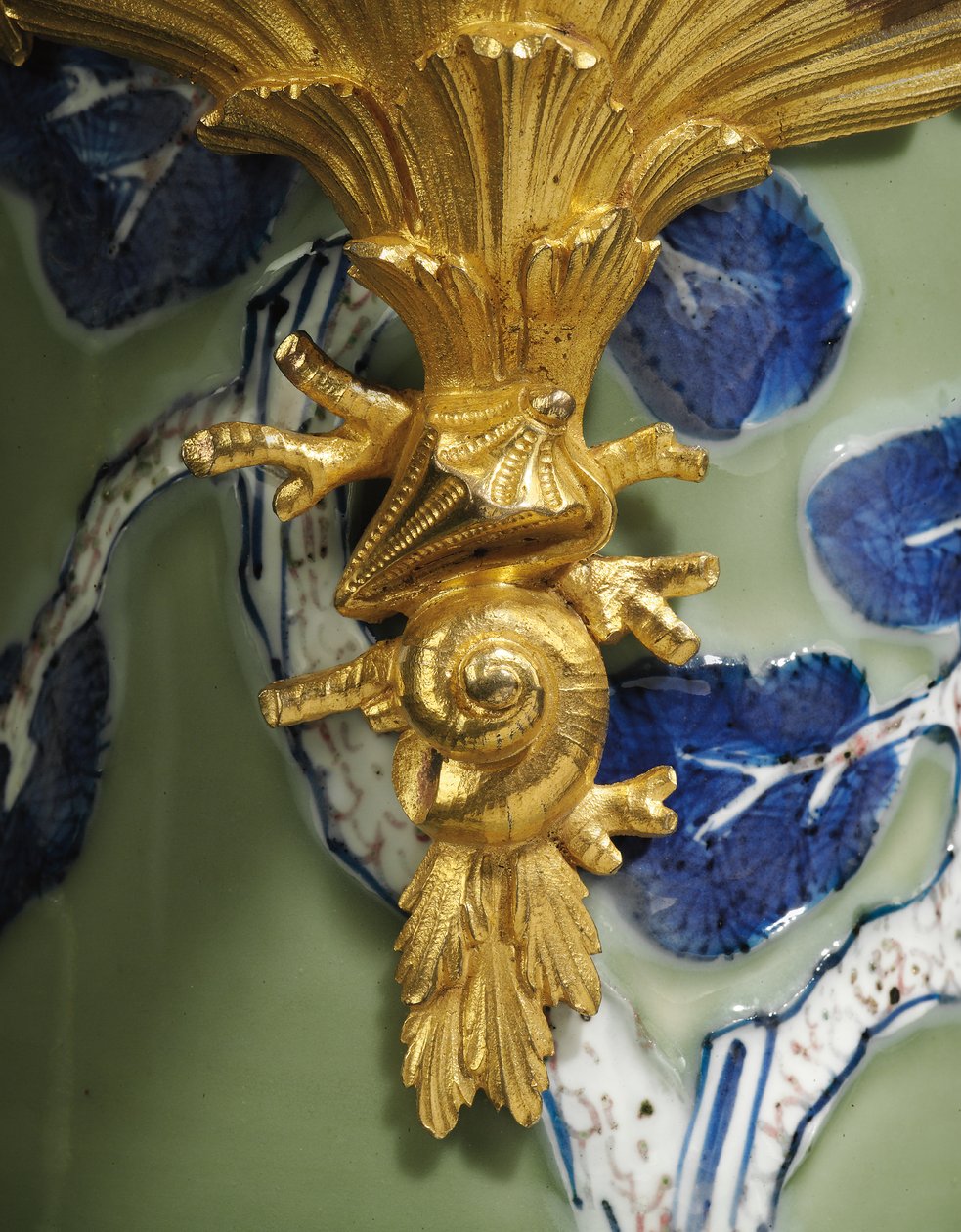 En av et par Louis XV ewers, porselen 1662-1722, fester ca. 1745-49 (ormolu-montert porselen) av Qing Dynasty   Kangxi Period Chinese