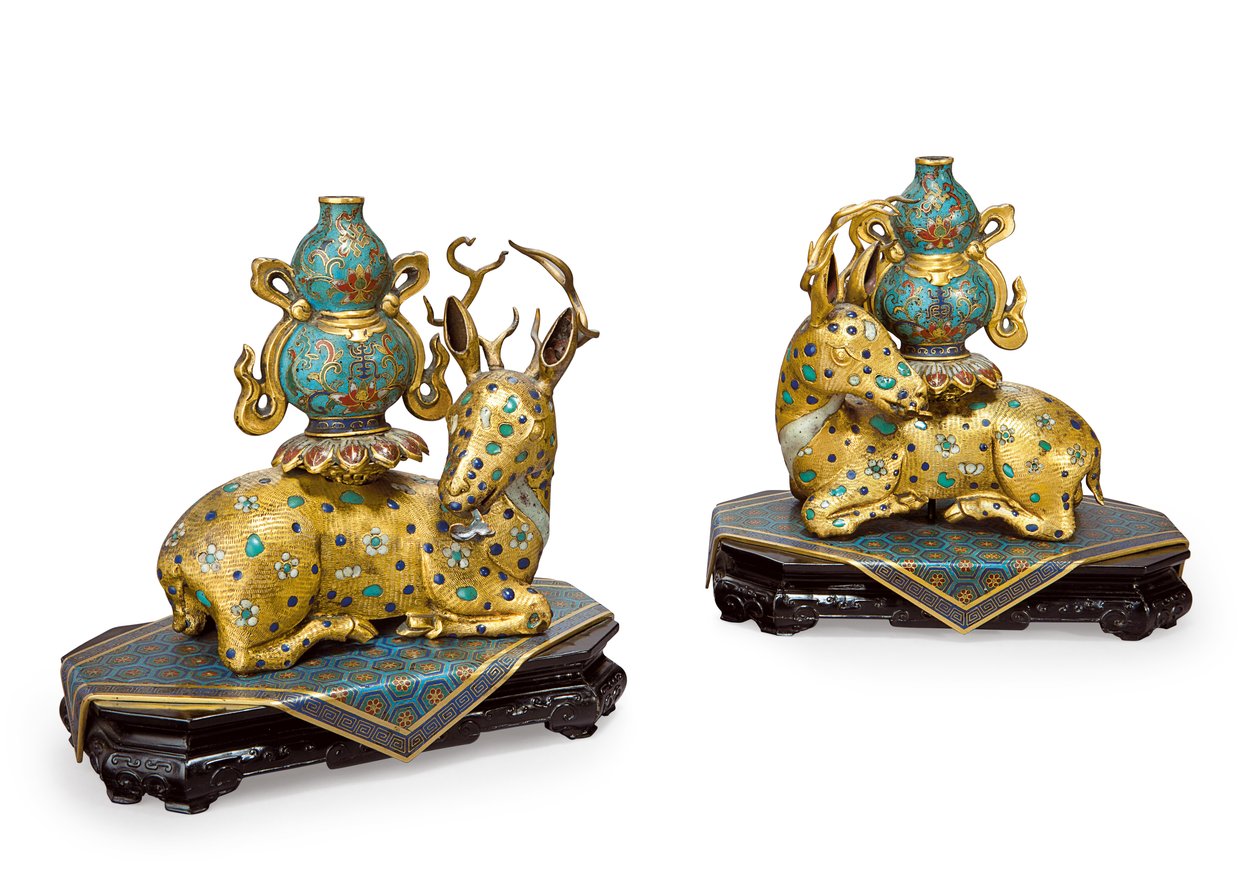 Et par liggende hjort (forgylt kobber og cloisonné emalje) av Qing Dynasty   Qianlong Period Chinese School